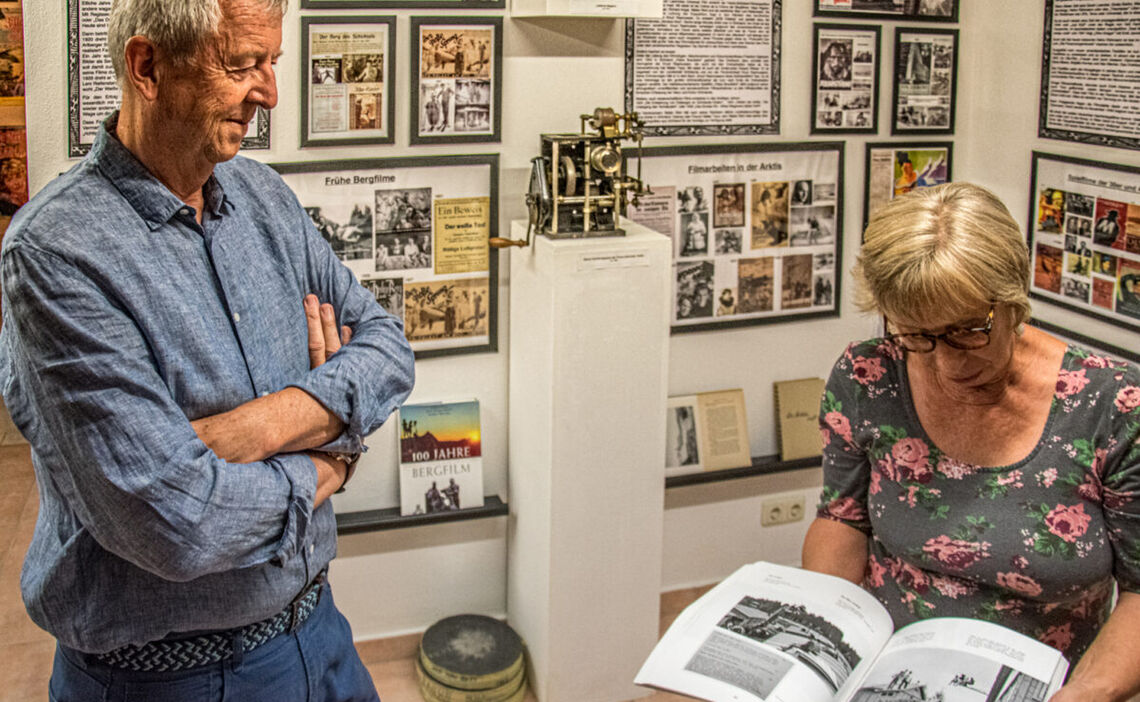 Christian Riml und Helma Türk in ihrem kleinen Filmmuseum