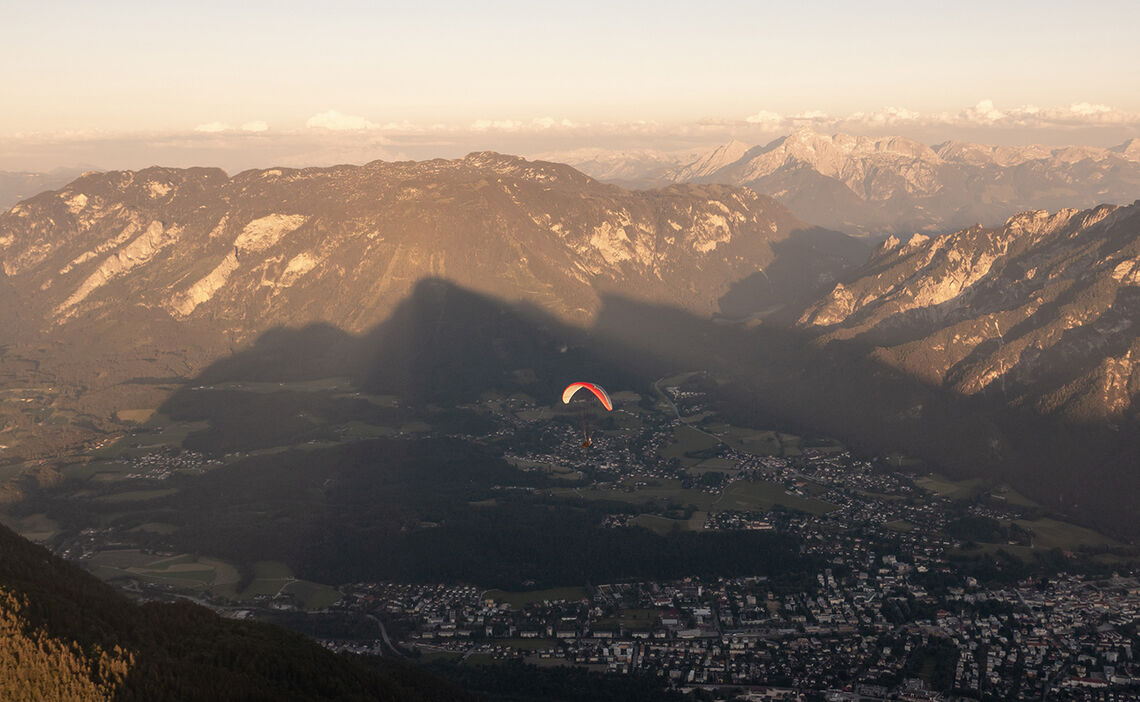 Paragleiter über der Alpenstadt