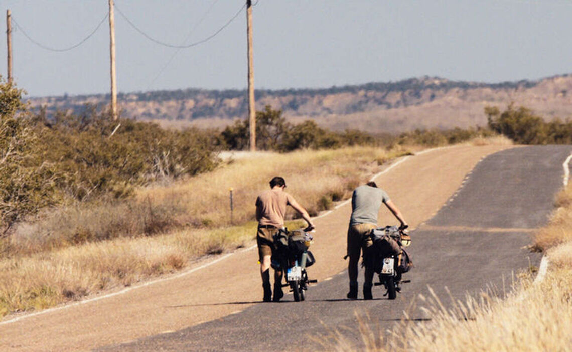 Die Wittmann-Brüder Thomas (links) und Julian (rechts) schieben ihre Mopeds durch die Wüste Nevadas